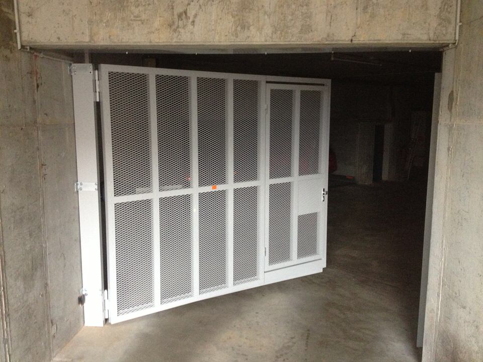 Blick in eine Garage von innen