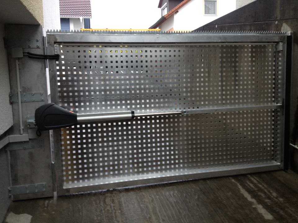 Durchsichtsicheres Rollgitter an einem Ladeneingang