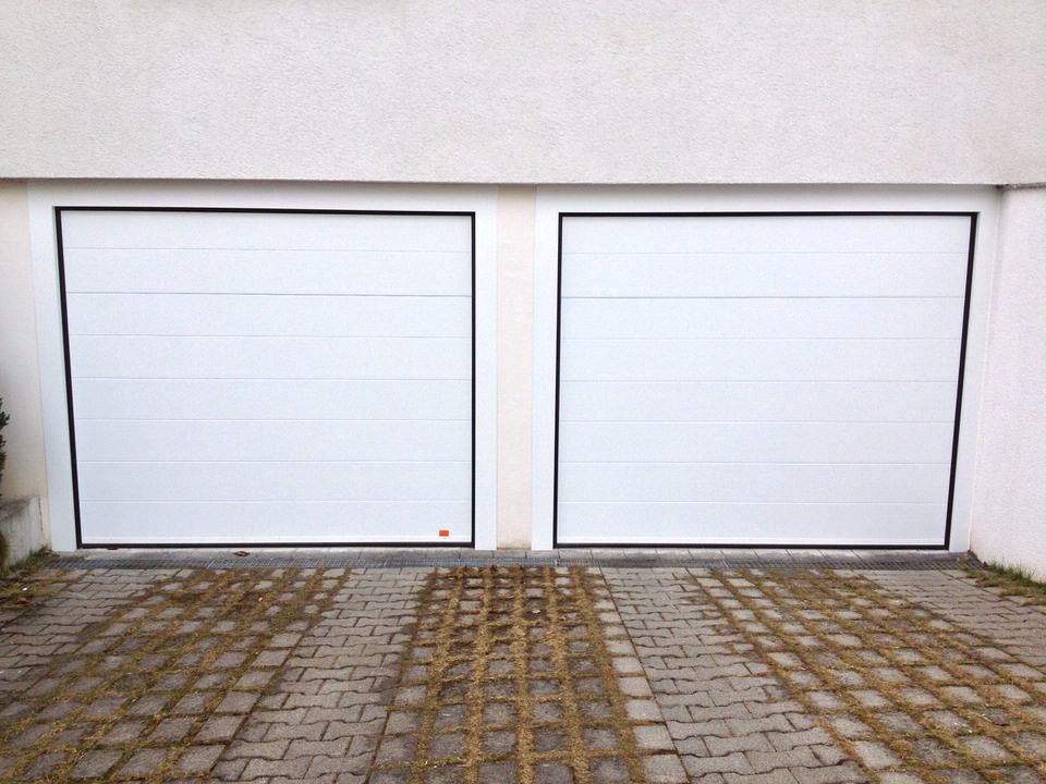 Weiße Sektionaltore an einem Wohnhaus