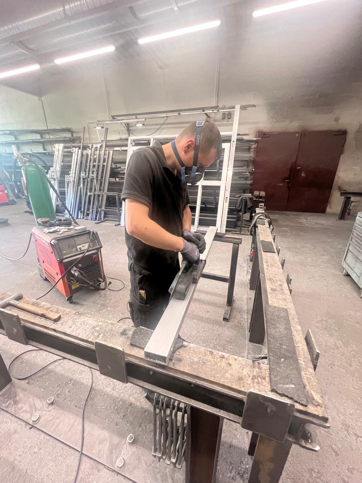 Metallbearbeitung in der Werkstatt von TP Torbau