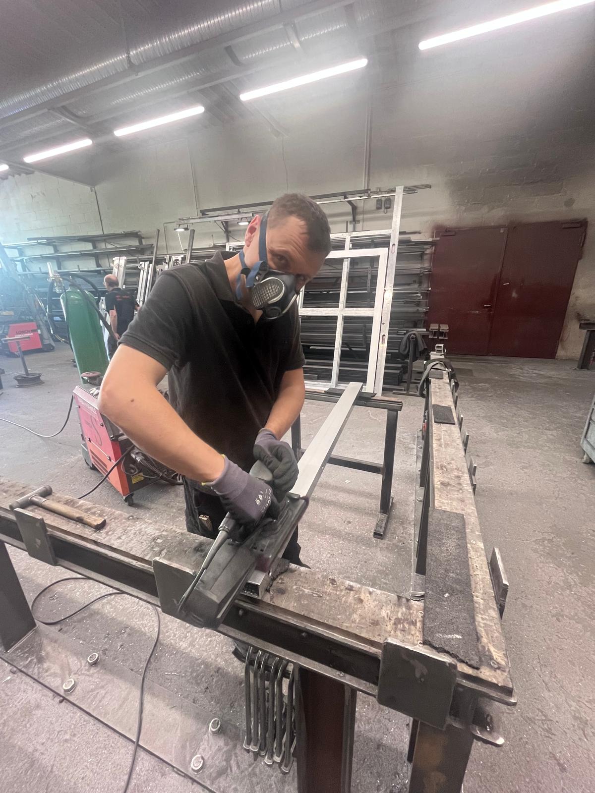 Zuschnitt eines Stahlprofils in der Werkstatt