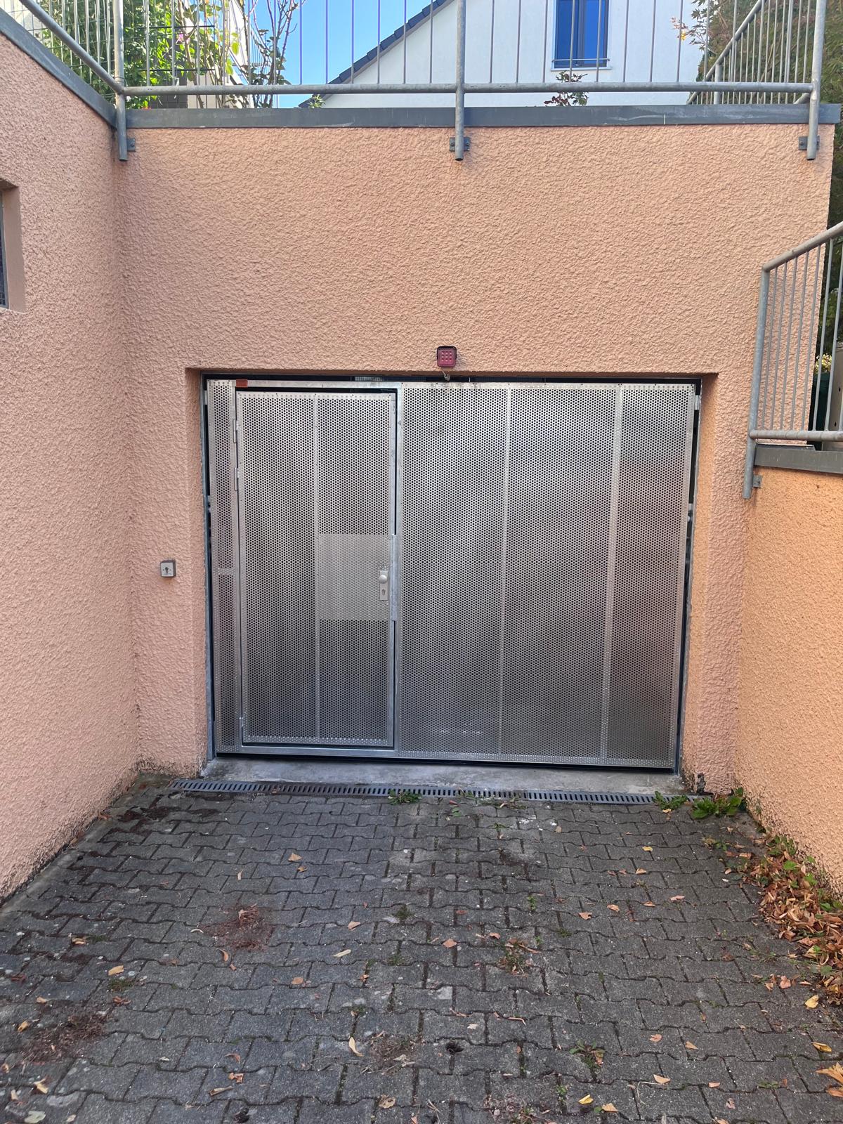 Garagentor an einer Hofeinfahrt in Pleidelsheim