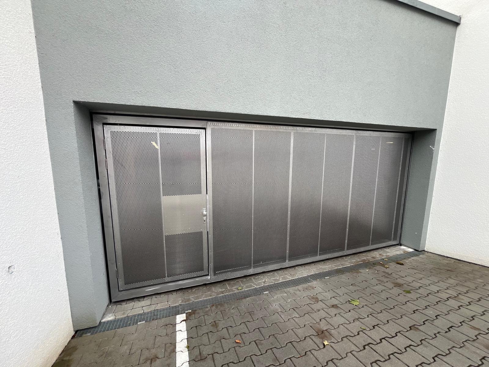Tiefgaragentor mit Lochblechfüllung in Pleidelsheim