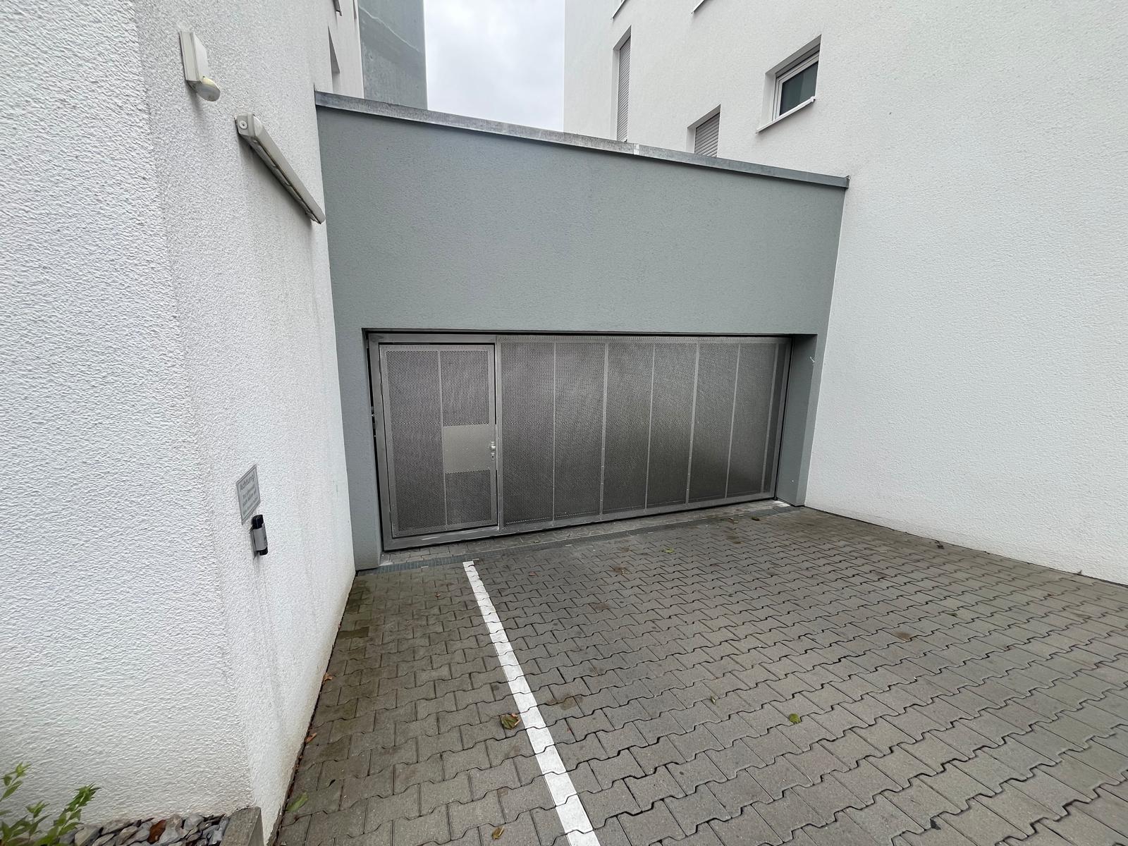 Tiefgaragentor mit Lochblechfüllung in Pleidelsheim